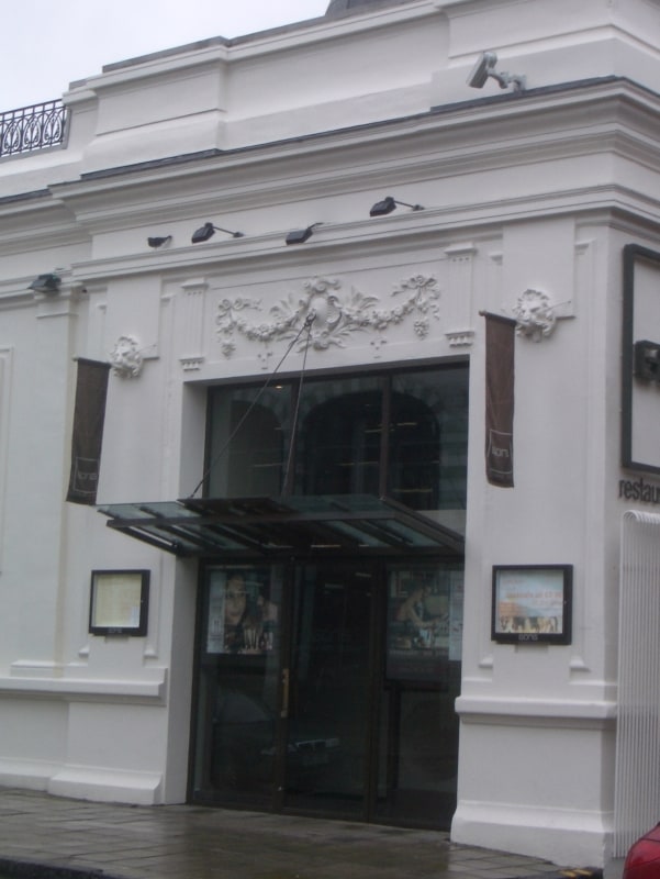 salon_gong_entrance