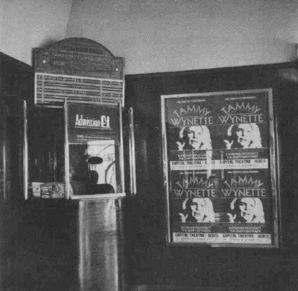 Corner paydesk in foyer